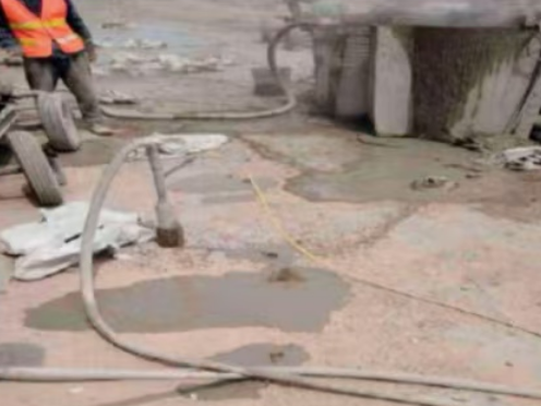 江汉石油管理局水泥混凝土路面板底注浆技术 路面脱空注浆整治方案