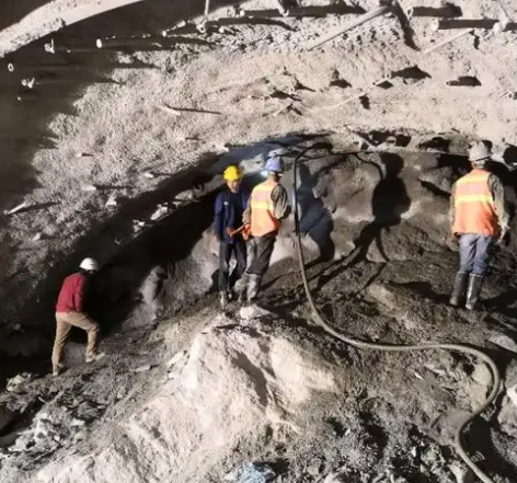 江汉石油管理局拱顶带模注浆料的施工流程及注意事项